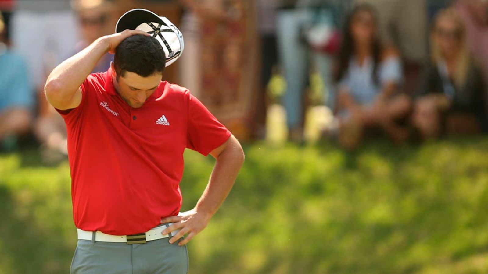 Jon Rahm se lamenta tras uno de sus golpes ante Dustin Johnson