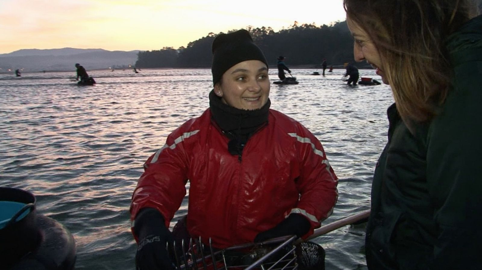 A Mónica, el carné de mariscadora la ha sacado de la lista del paro