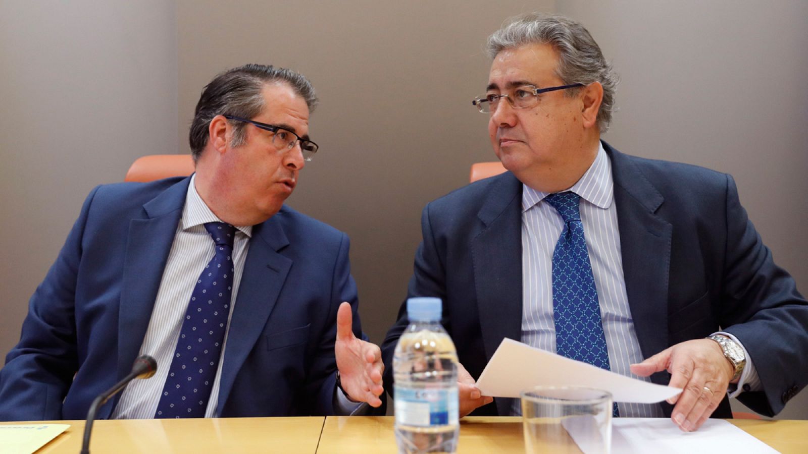 El ministro del Interior, Juan Ignacio Zoido, junto al director general de Tráfico, Gregorio Serrano López