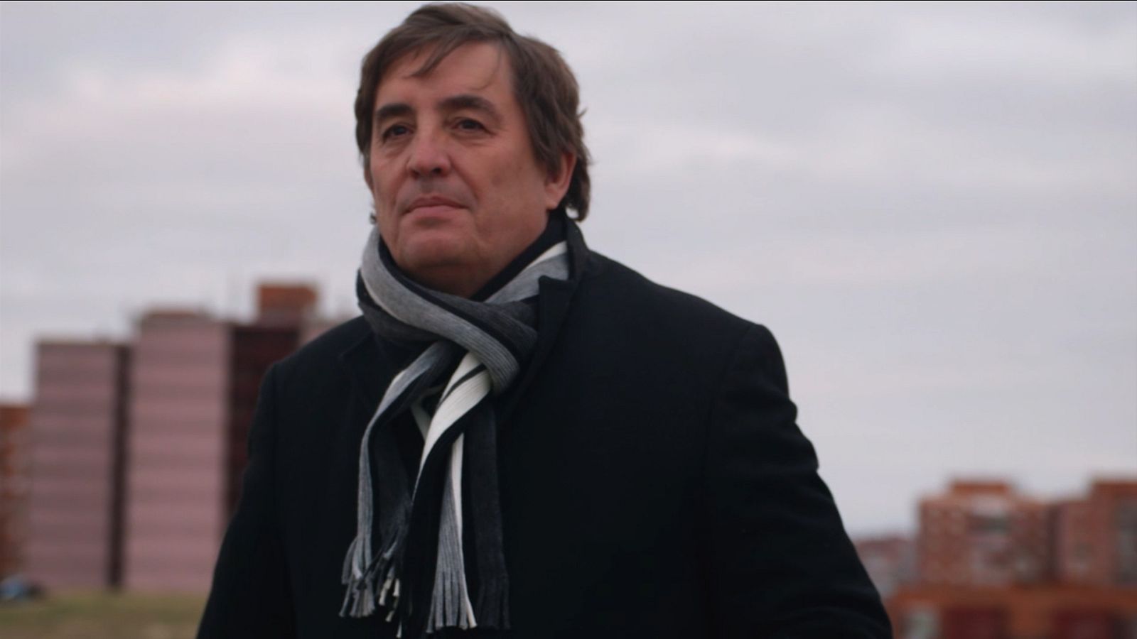 'Aunque tú no lo sepas. La poesía de Luis García Montero' es un viaje a través de la vida y obra del poeta granadino