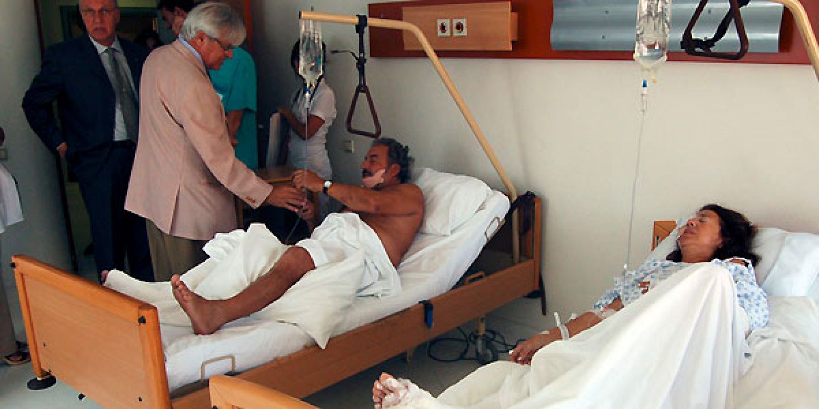 Joan Clos visita a los españoles heridos en Turquía