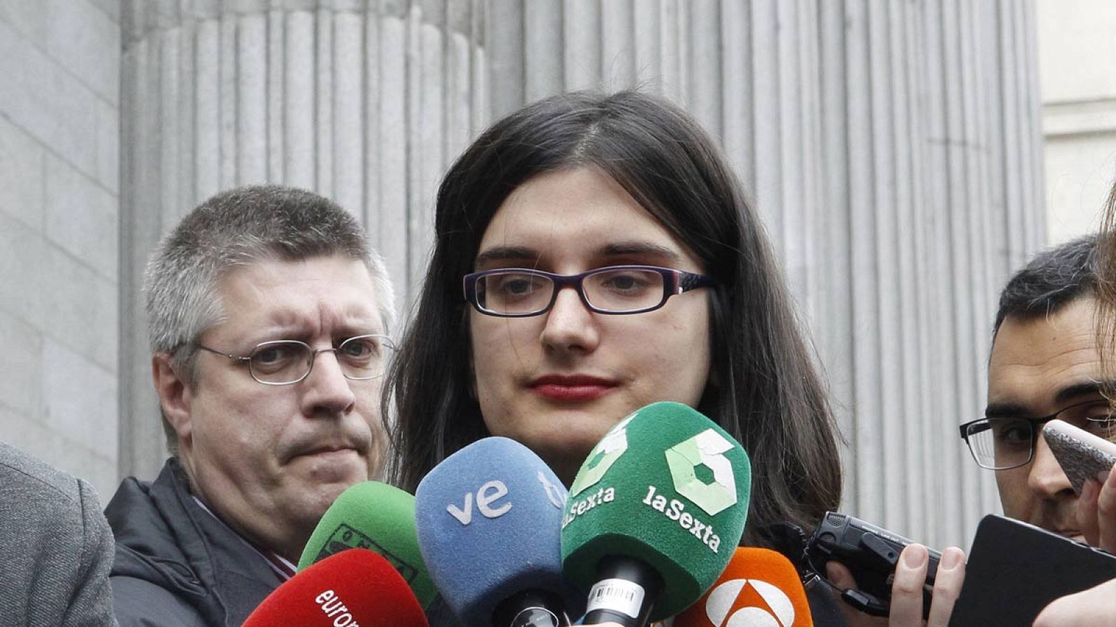 La tuitera Cassandra, a las puertas del Congreso de los Diputados