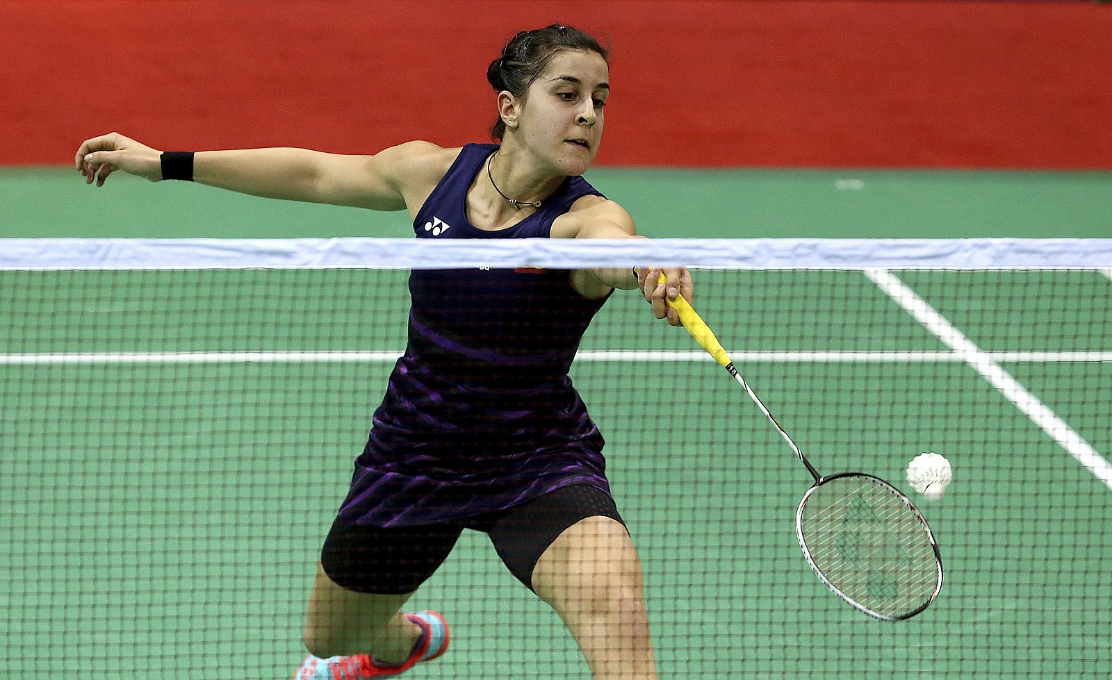 La española Carolina Marin devuelve la pelota a la surcoreana Kim Hyo Min durante la segunda ronda de su primer partido en el torneo Yonex Sunrise Open.