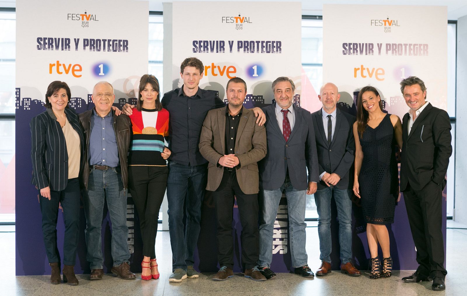 Foto de familia de 'Servir y proteger' en el FesTVal de Burgos