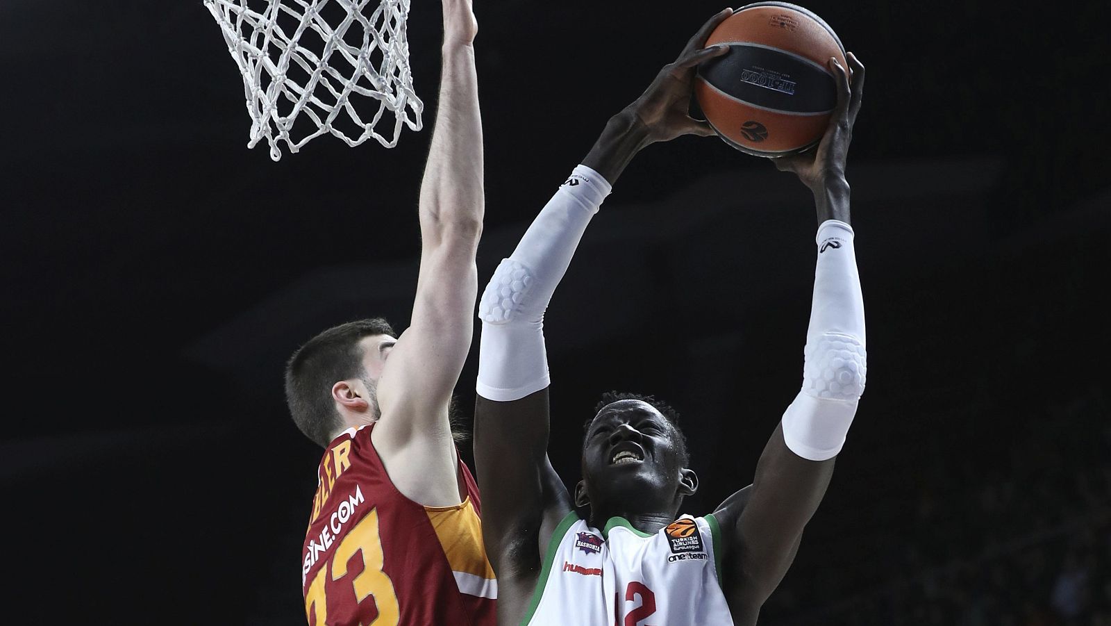 Un Baskonia de récord no tiene piedad con el Galatasaray
