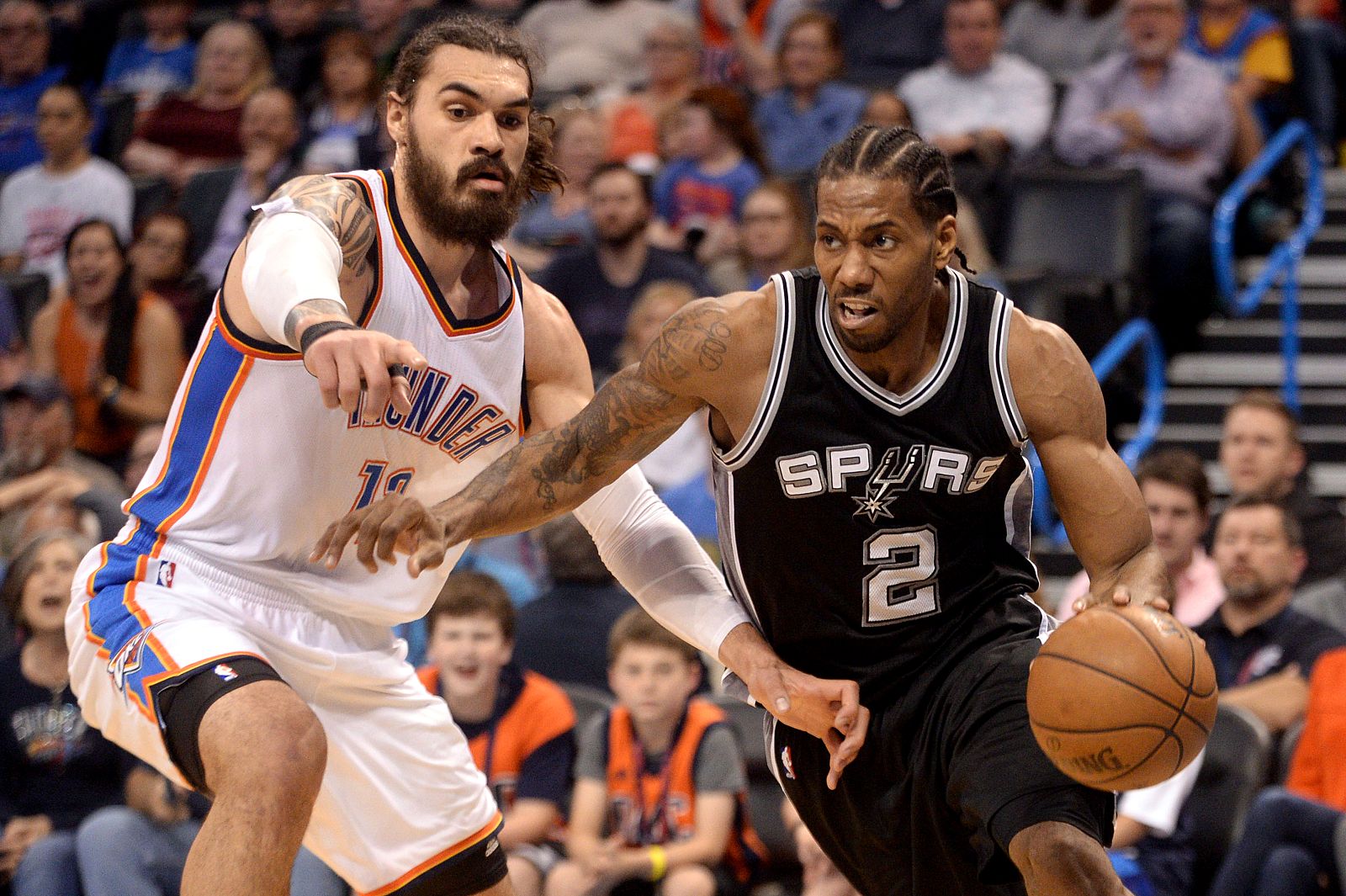 Kawhi Leonard conduce la bola para entrar a canasta ante Steven Adams.