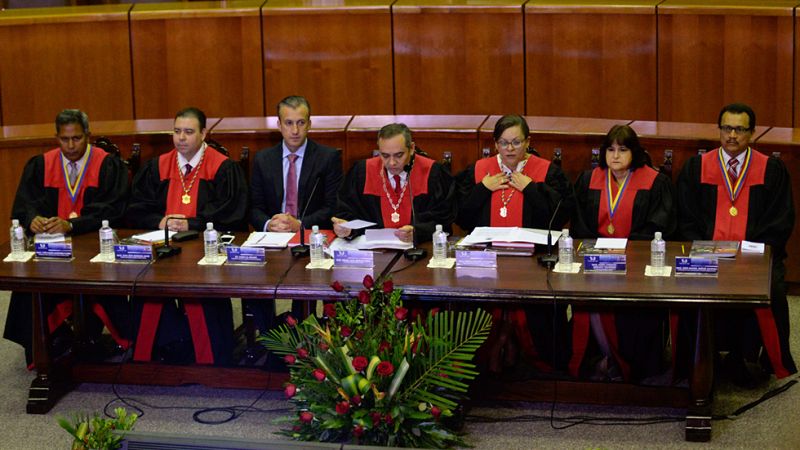 El Supremo de Venezuela devuelve al Parlamento sus competencias y limita los poderes de Maduro