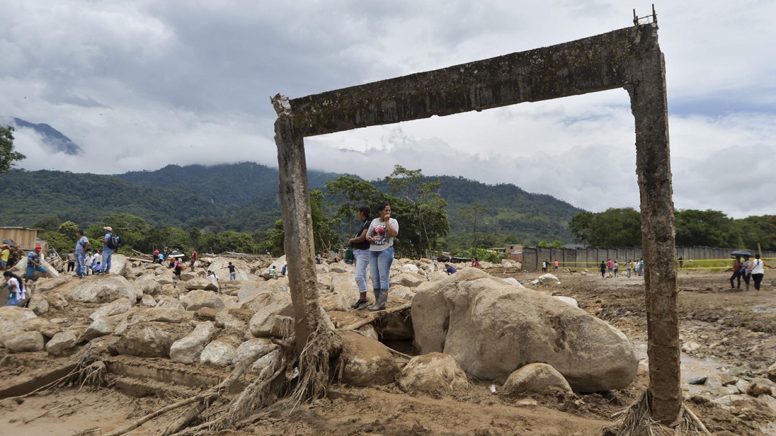 Unas mujeres comprueban los daños materiales causados por la avalancha.