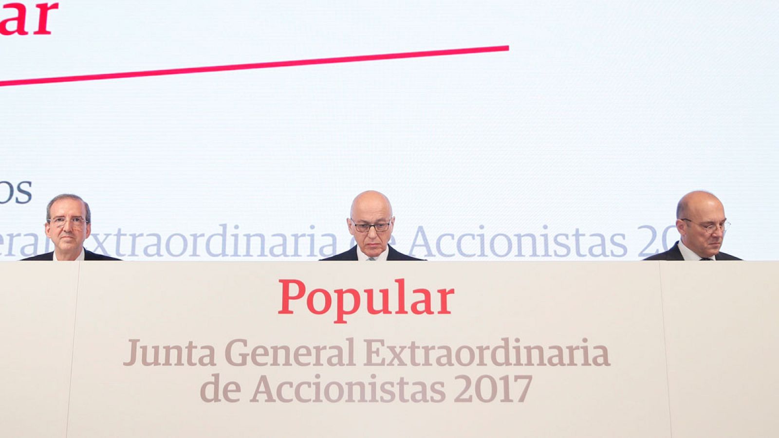 El todavía consejero delegado del Popular, Pedro Larena, a la derecha de la imagen, durante la reunión del consejo de administración de la entidad el pasado 20 de febrero.