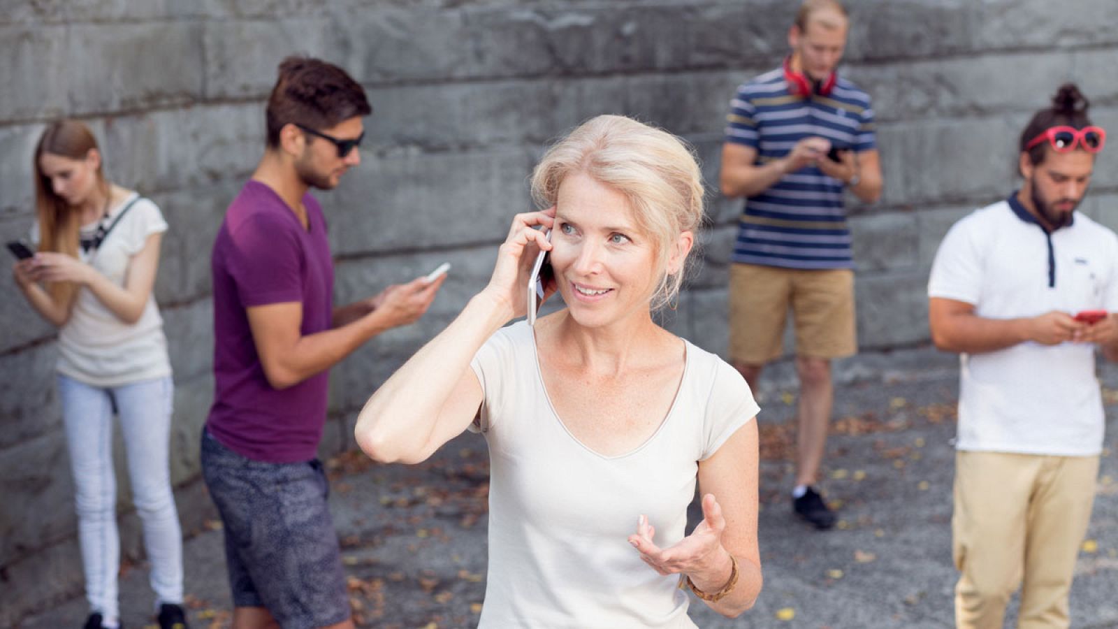 Los teléfonos móviles emiten una radiación electromagnética muy baja.