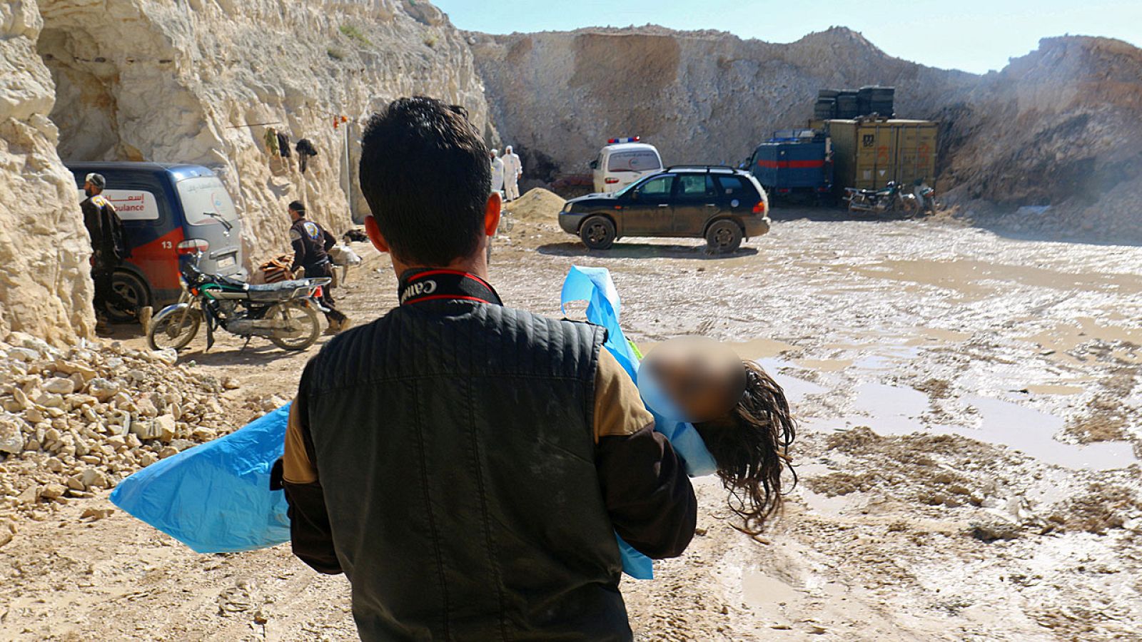 Un hombre rescata el cuerpo sin vida de un niño tras un supuesto ataque químico contra la localidad de Jan Sheijun, en Idleb, Siria.