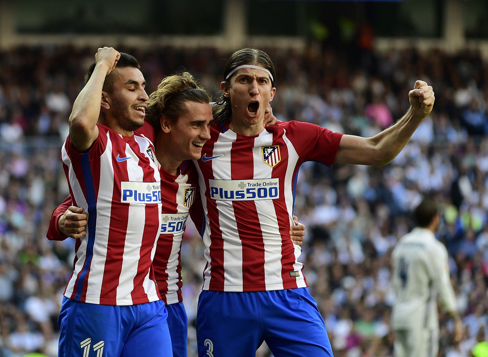 Filipe y Correa felicitan a Griezmann por el gol del empate.