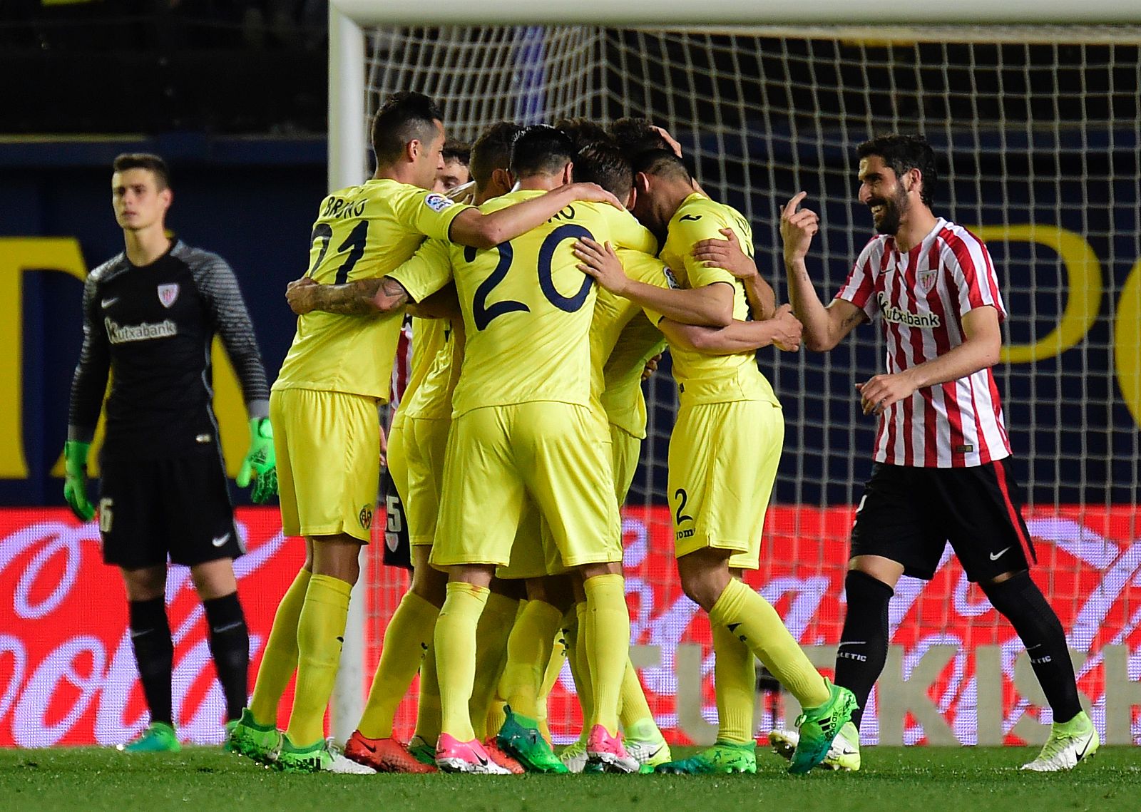 Los jugadores del Villarreal celebran uno de los goles.