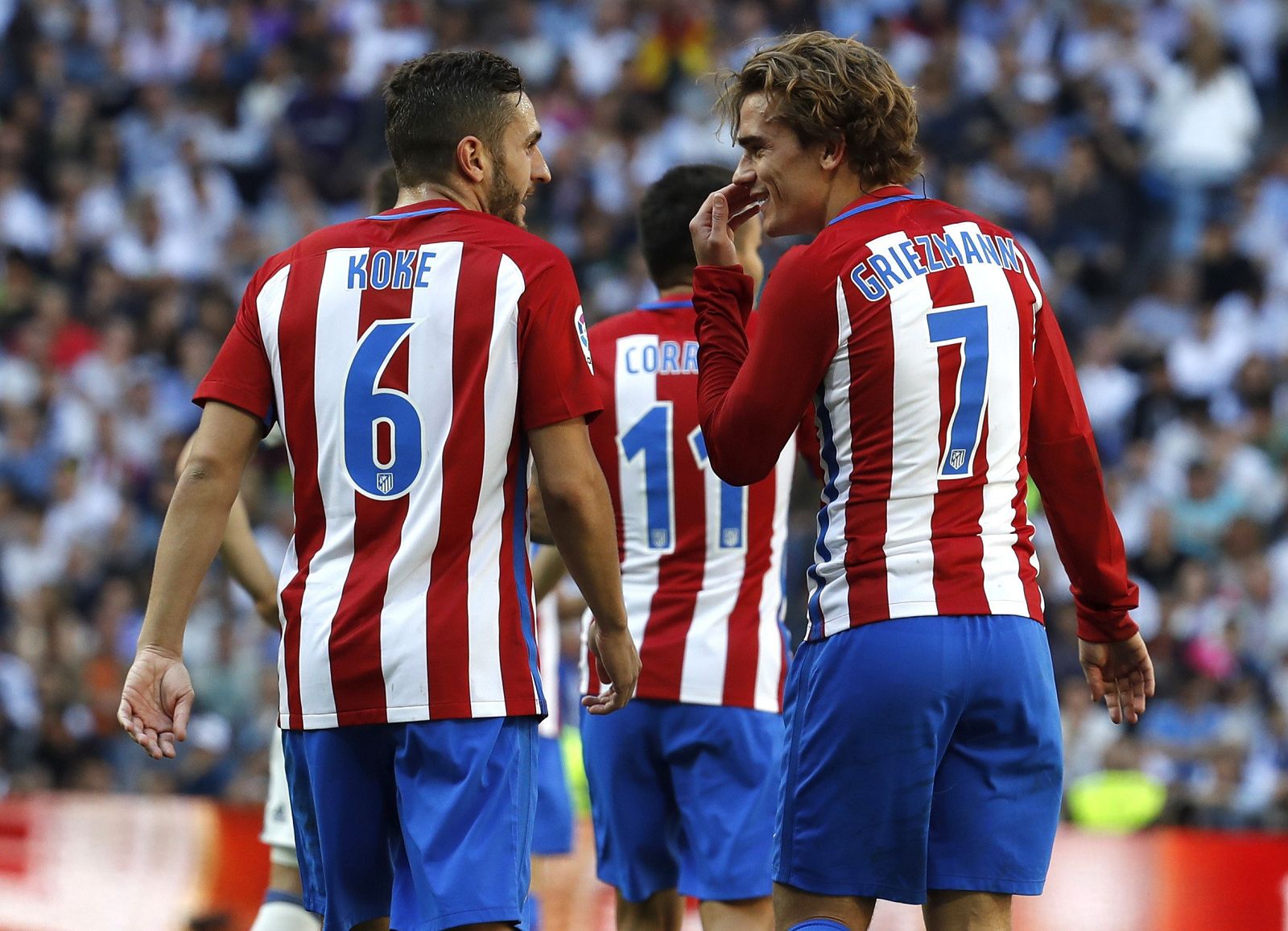 El delantero francés del Atlético de Madrid Antoine Griezmann (d) celebra su gol marcado ante el Real Madrid con su compañero Koke Resurrección.