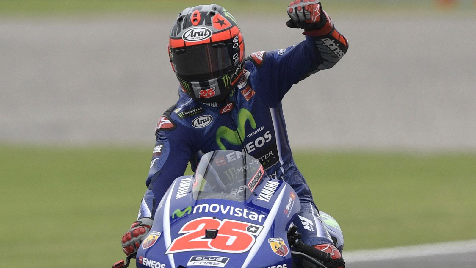 Maverick Viñales celebra su victoria en Argentina