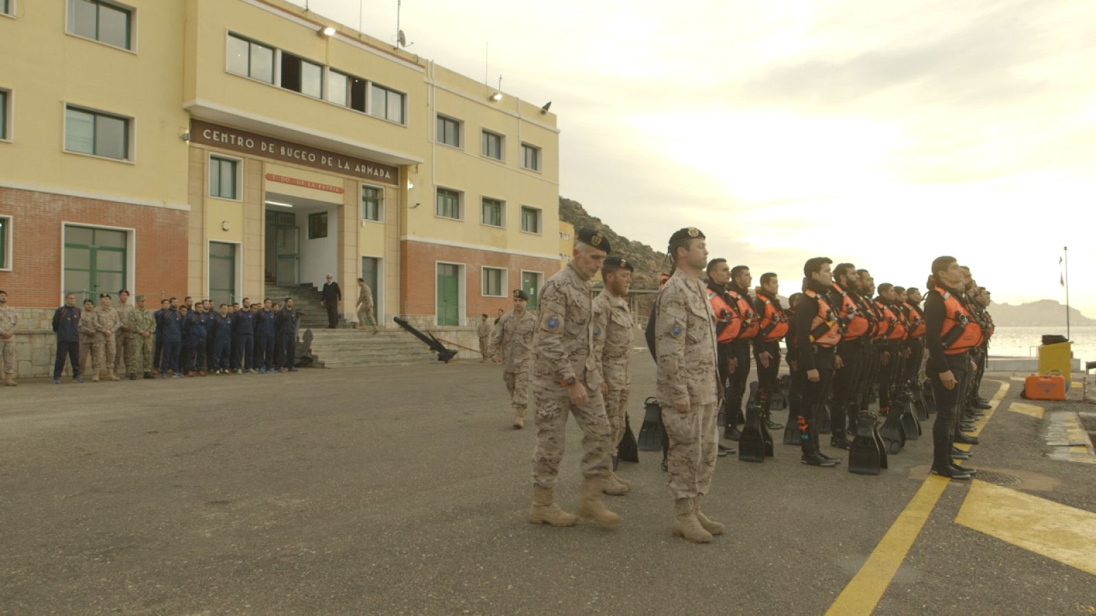 El equipo viaja a la bahía de Rota para navegar en el portaaviones Juan Carlos I y se sube al submarino Galerna para pasar la noche