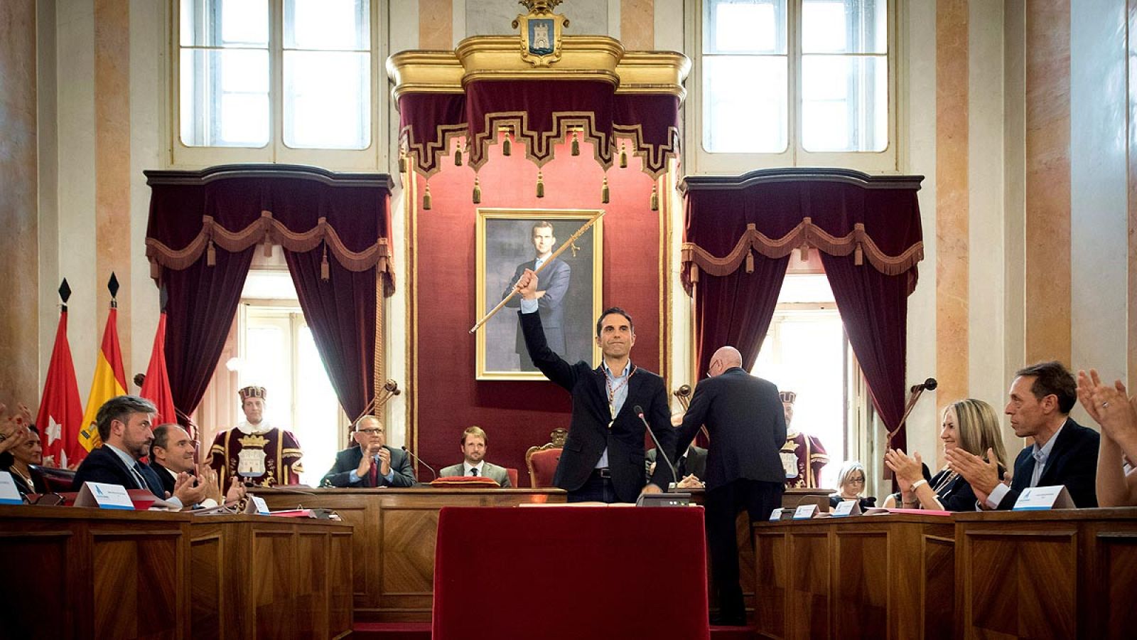 El Ayuntamiento de Alcalá rechaza investigar en comisión el uso de instalaciones municipales para una fiesta con estríper