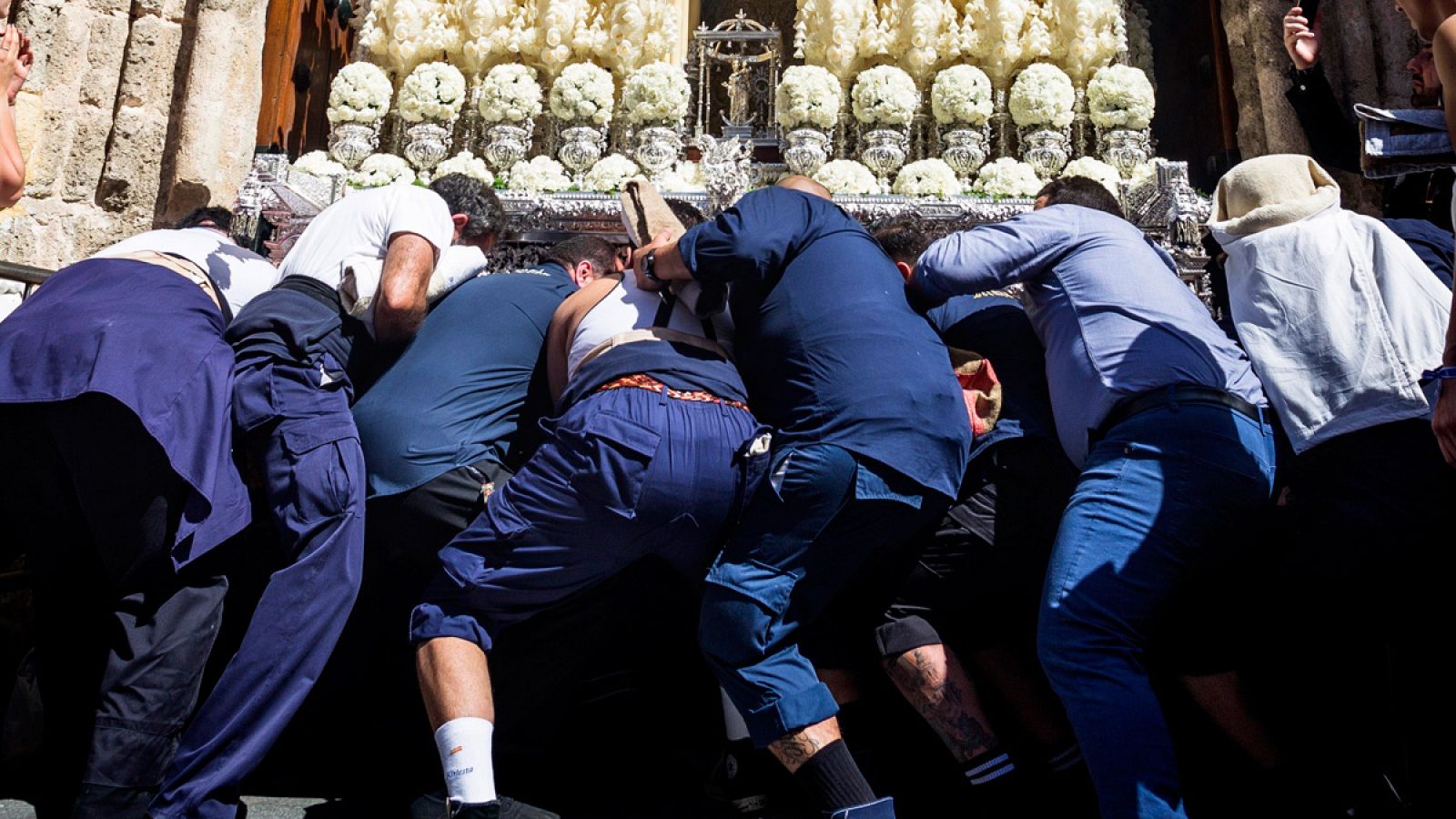 Costaleros de la Hermandad de la Hiniesta, durante la procesión del Cristo de la Buena Muerte en Sevilla