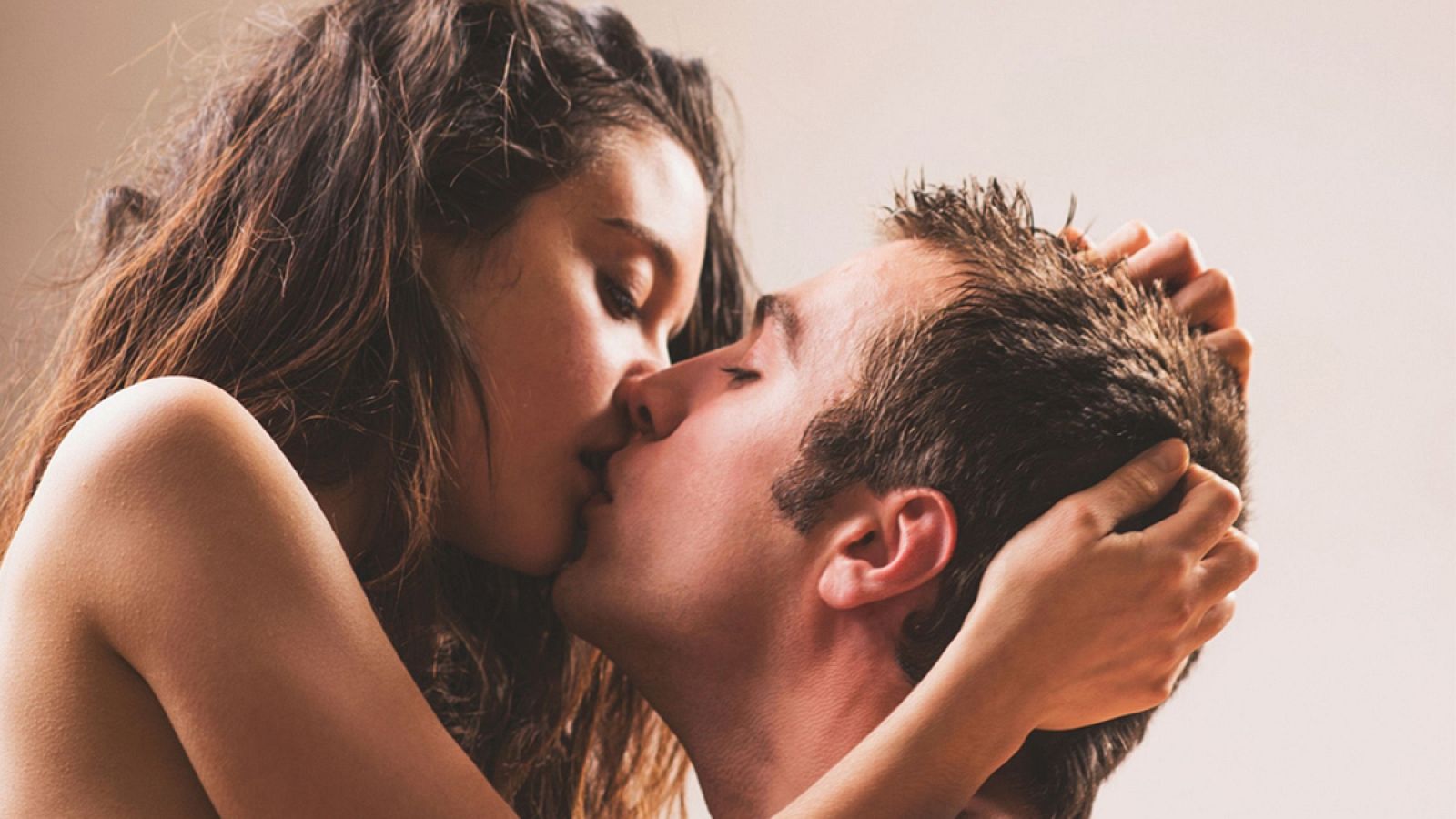 María Pedraza y Pol Monen en 'Amar', de Esteban Crespo