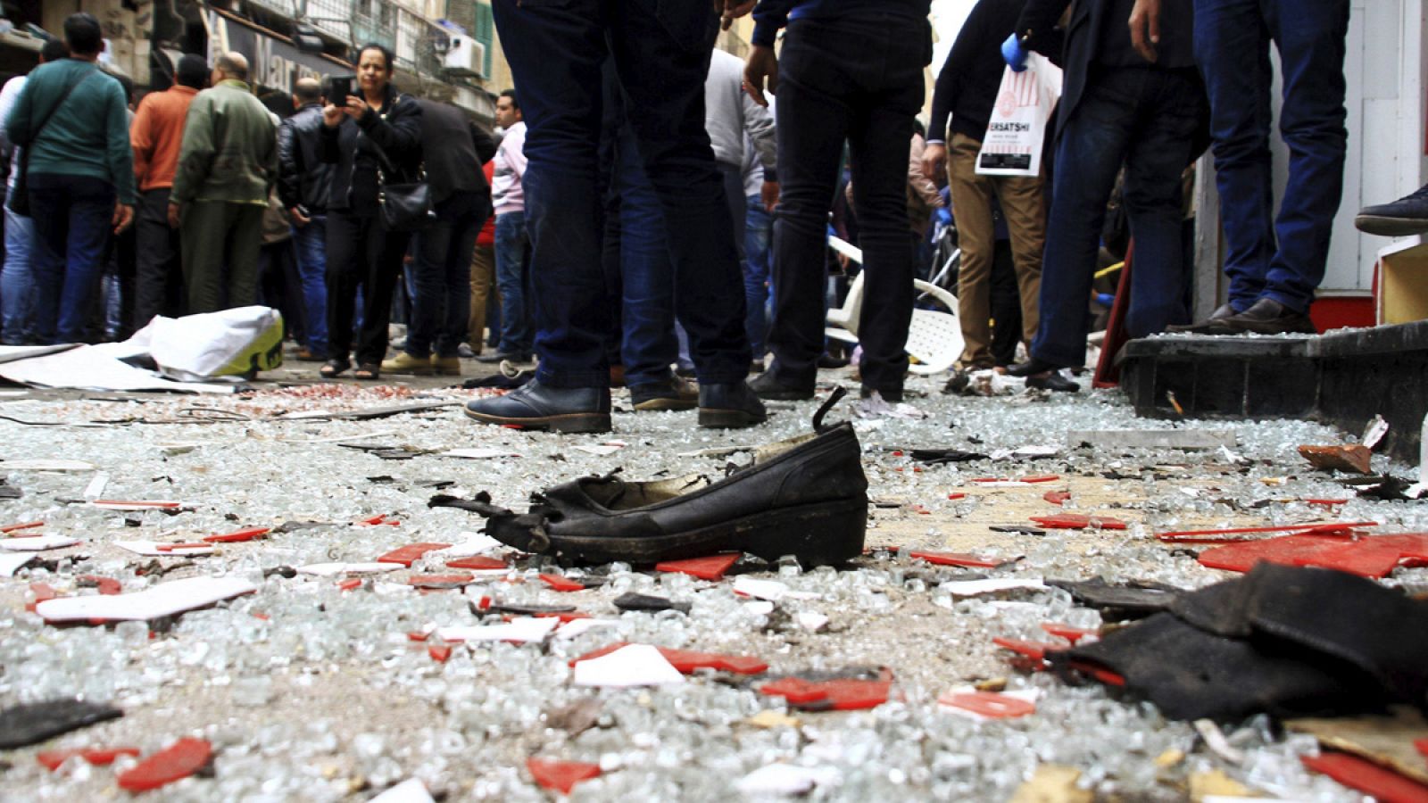 Vista de trazos de cristal y restos de calzado y ropa tras el atentado contra la catedral de San Marcos, en la ciudad costera de Alejandría, Egipto
