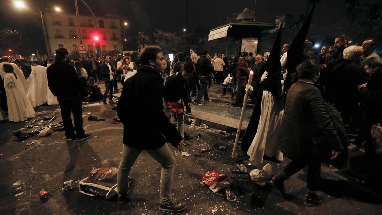 Nazarenos de La Esperanza de Triana ante el descontrol tras sufrir una estampida en la Madrugá de Sevilla