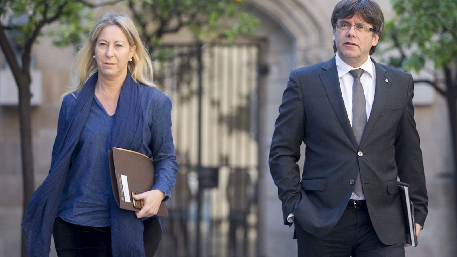 La consejera de la Presidencia, Neus Munté (i) , y el presidente de la Generalitat de Cataluña, Carles Puigdemont