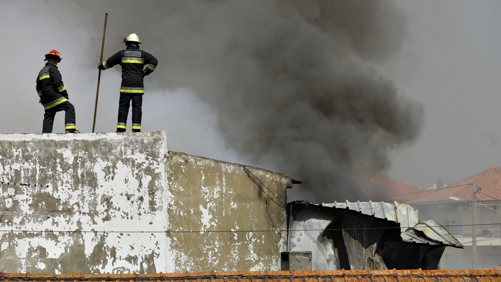 Los bomberos tratan de apagar las llamas provocadas por el accidente de avioneta en Portugal