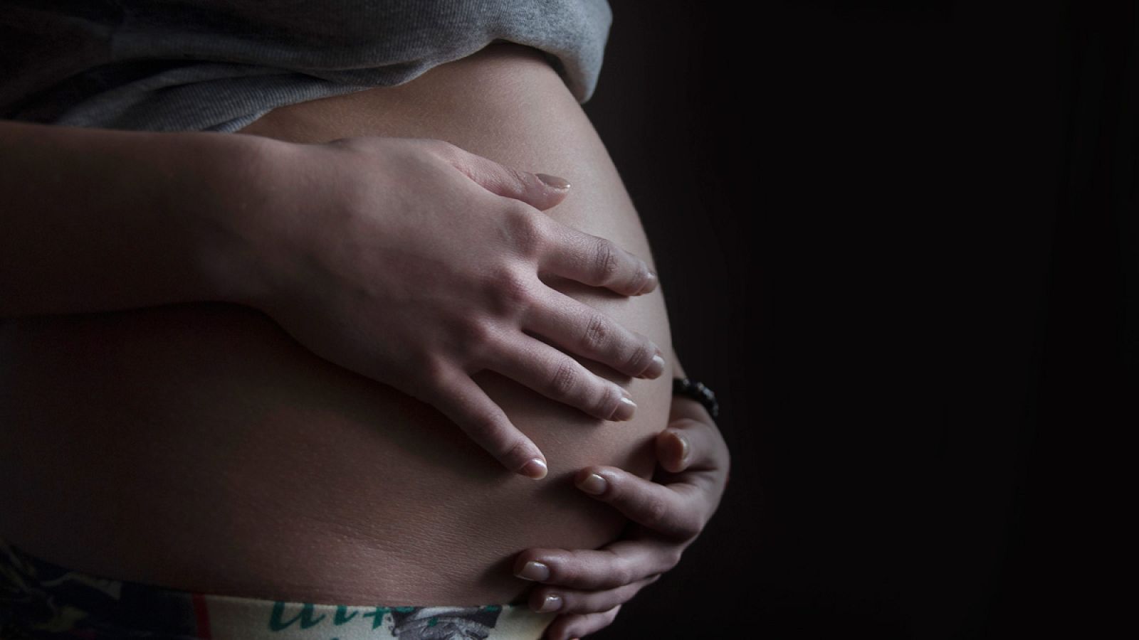 Una mujer embarazada