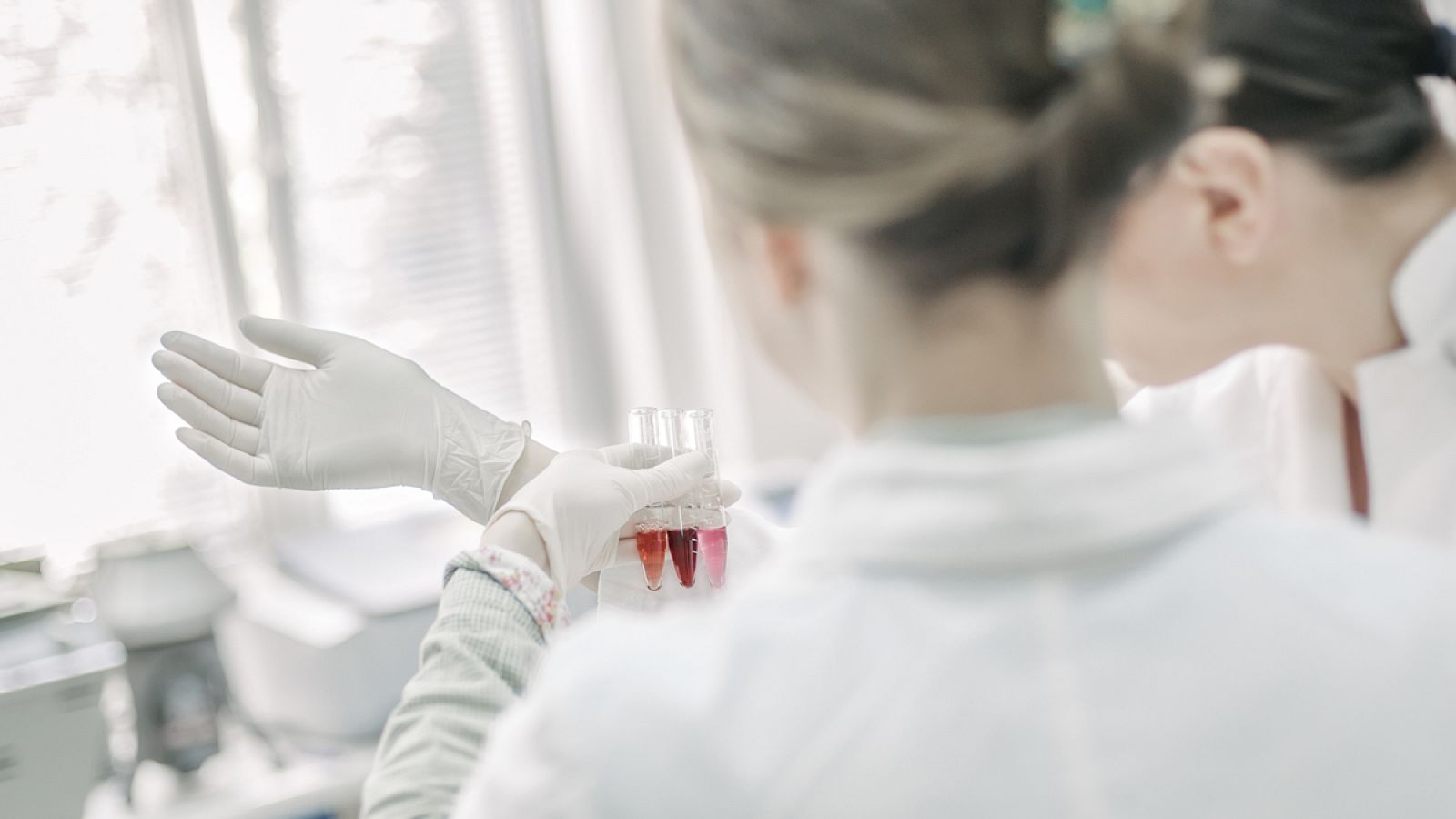 Esta tecnología es la primera que puede programar rápidamente la capacidad de reconocer tumores en los linfocitos T sin necesidad de extraerlos y manipularlos en el laboratorio.