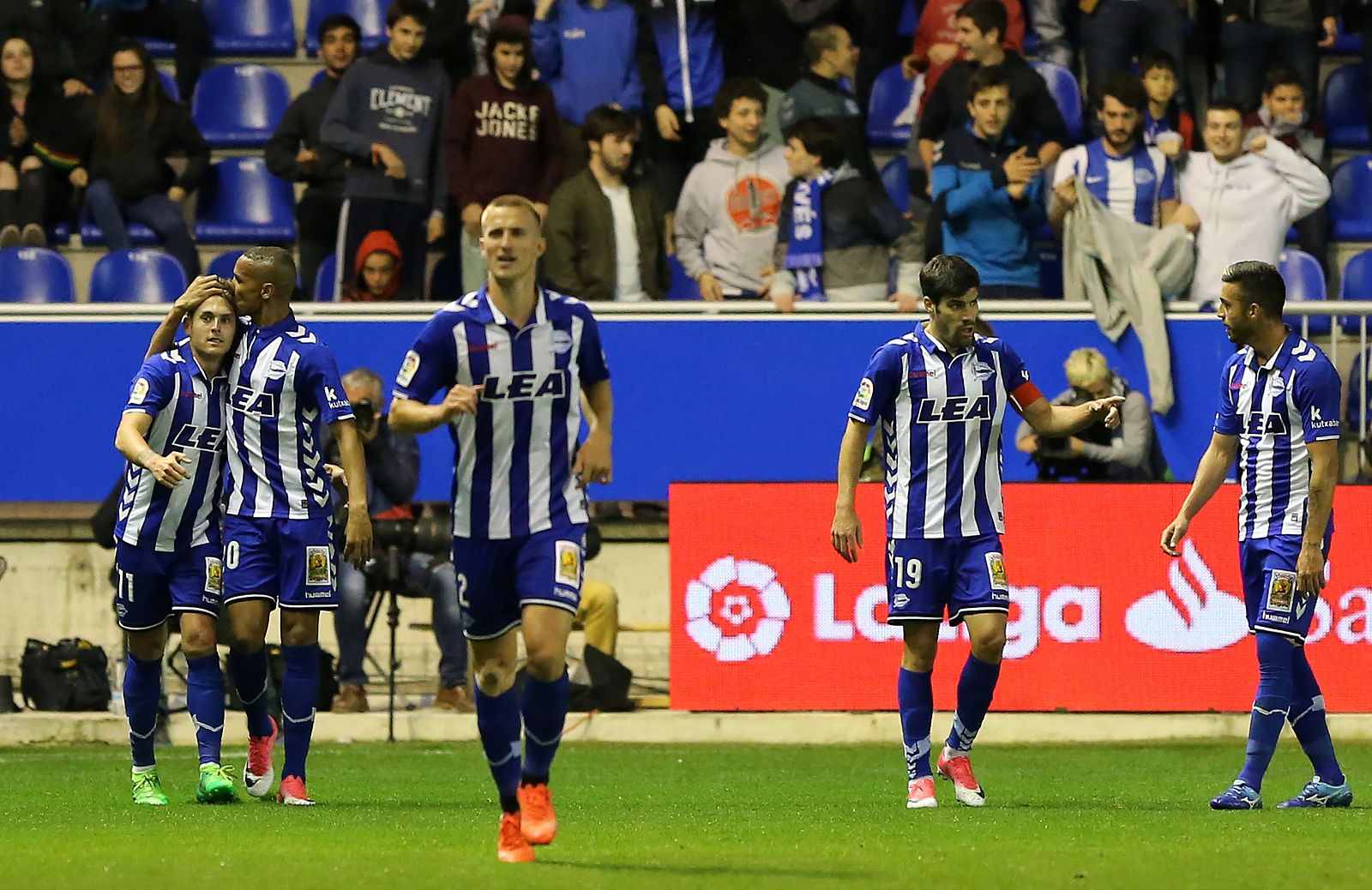 Ibai Gómez celebra con sus compañeros el primer tanto anotado ante el Alavés.