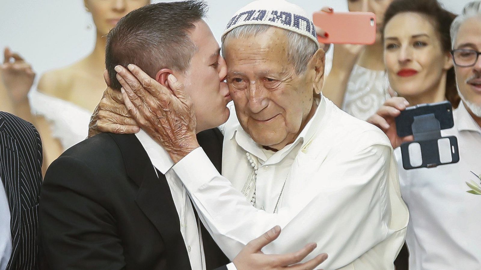 Un emocionado Elio Berhanyer recibe el cariño de Laguna.