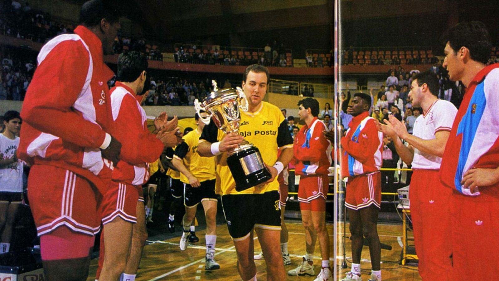 Los jugadores del CAI Zaragoza hacen en 1992 el pasillo al Estudiantes, ganador de la Copa del Rey.