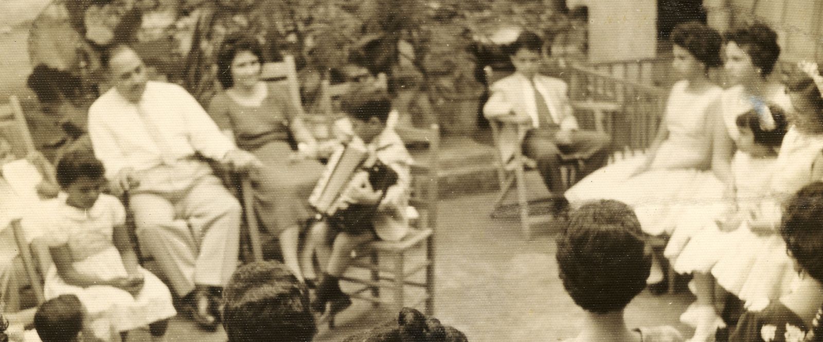 Michel Camilo con acordeón en 1960, en una imagen del documental