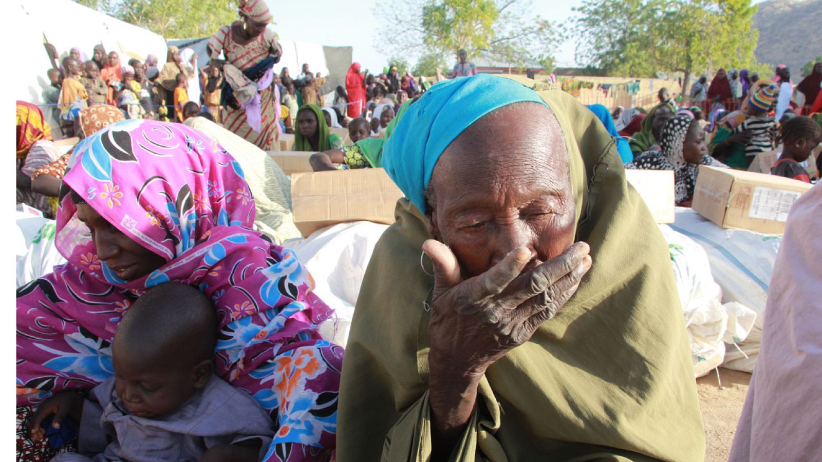 Un desplazado recibe comida en un campo de refugiados de Pulka.