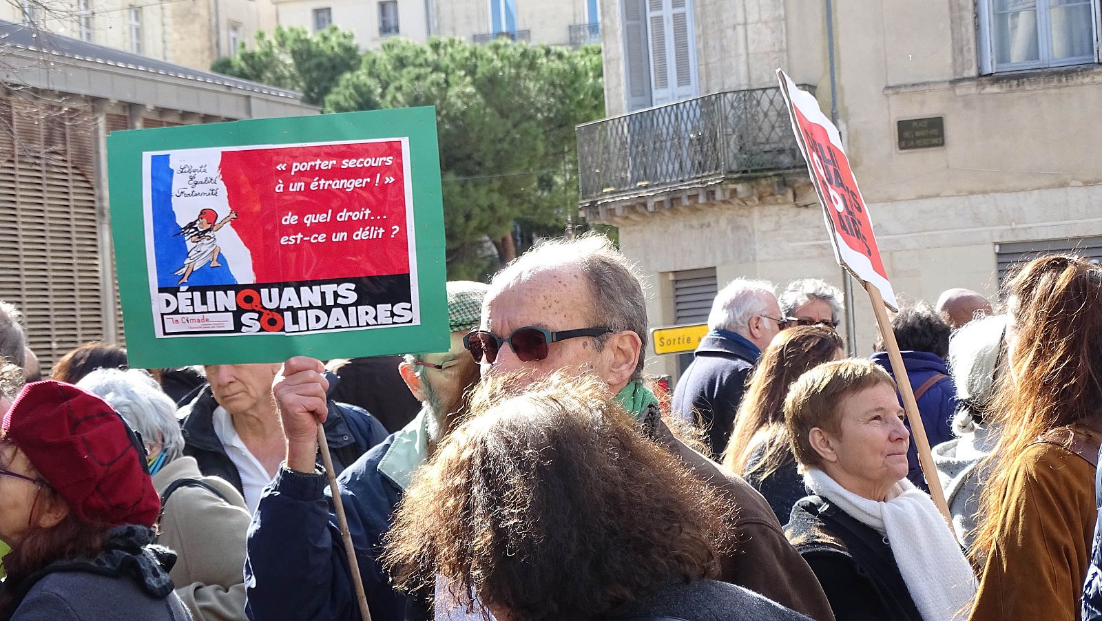 Protesta contra el juicio a quienes han ayudado a migrantes y refugiados