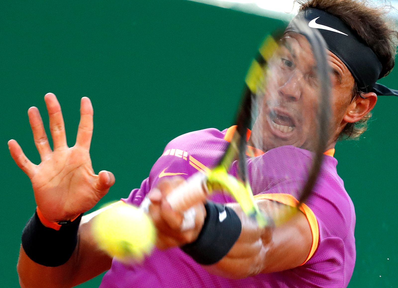 Nadal devuelve una bola a Schwartzman