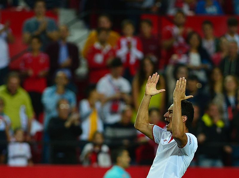 El Sevilla aprieta por la tercera plaza a costa de un Granada hundido