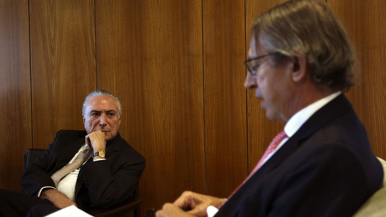 El presidente de Brasil, Michel Temer (i), durante la entrevista concedida a la Agencia EFE en Brasilia
