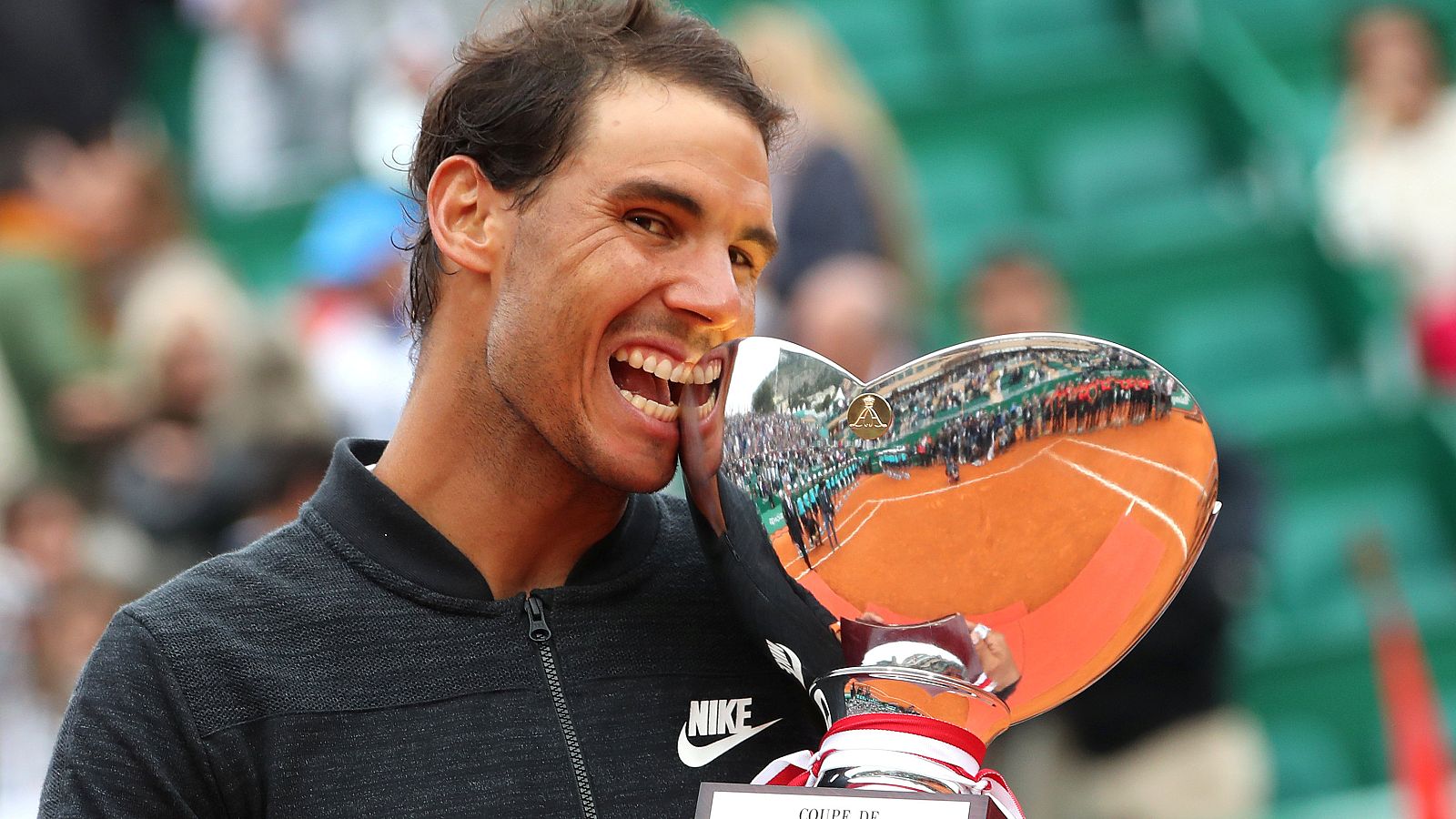 Nadal posa con su trofeo logrado en Montecarlo.