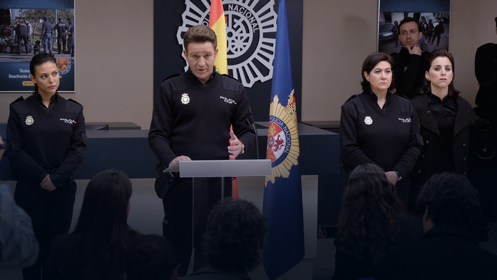 El comisario Bremón da una rueda de prensa en la comisaría de 'Servir y proteger'