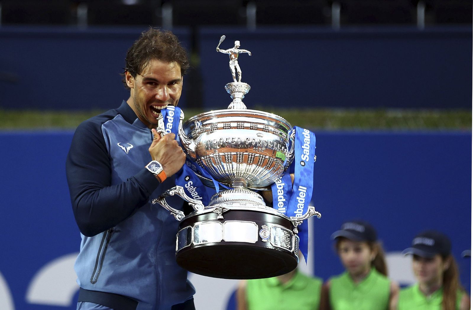Nadal con el trofeo del Godó que conquistó el año pasado sobre la arcilla de Barcelona.