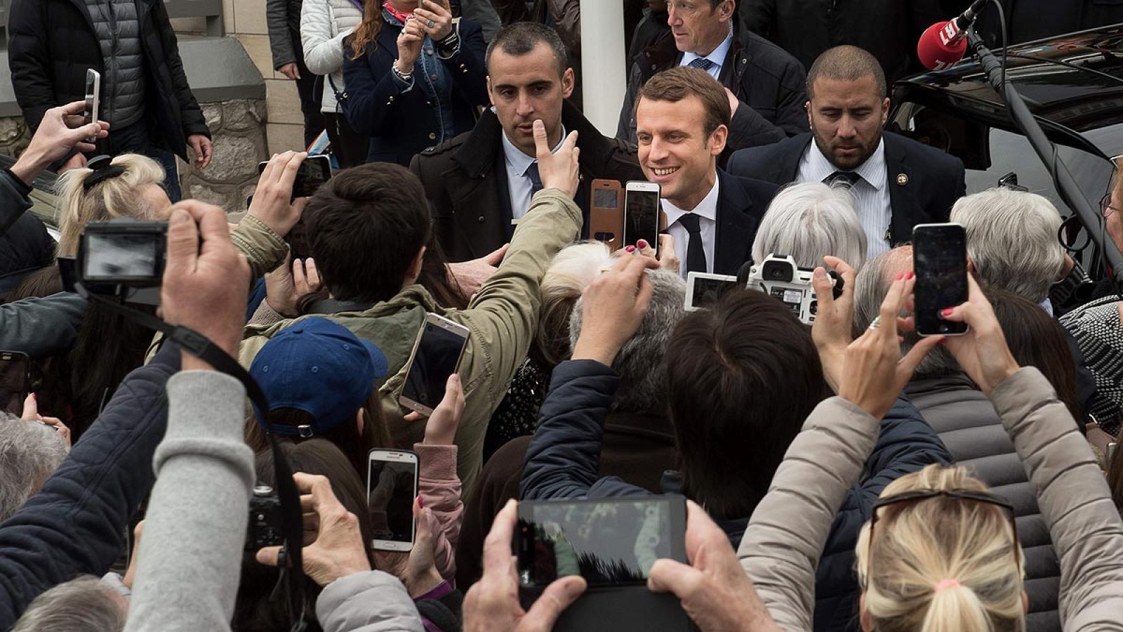 El candidato liberal centrista, Emmanuel Macron, gana la primera vuelta de las presidenciales
