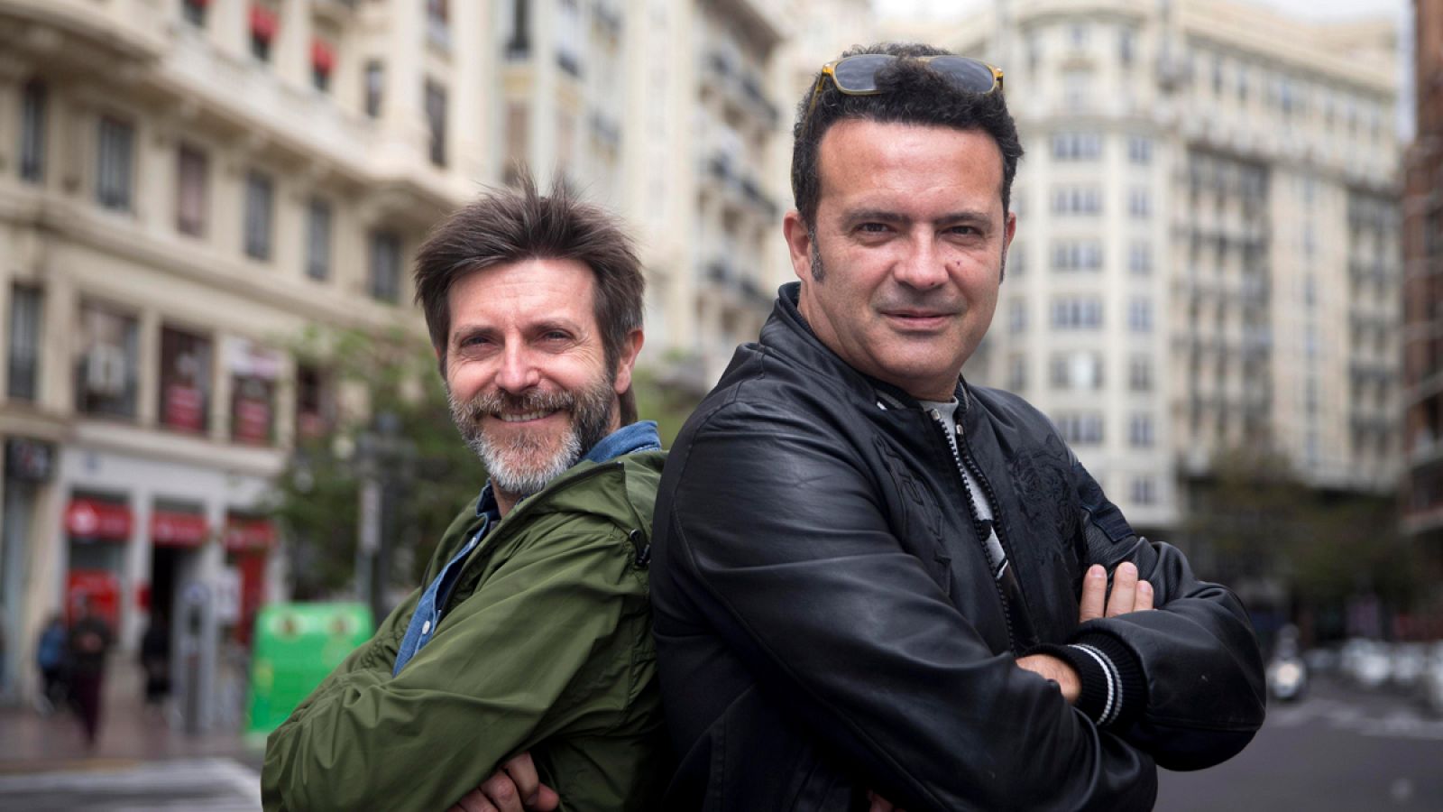 El dibujante Paco Roca (izqda), y el líder del grupo Seguridad Social, Jose Manuel Casañ