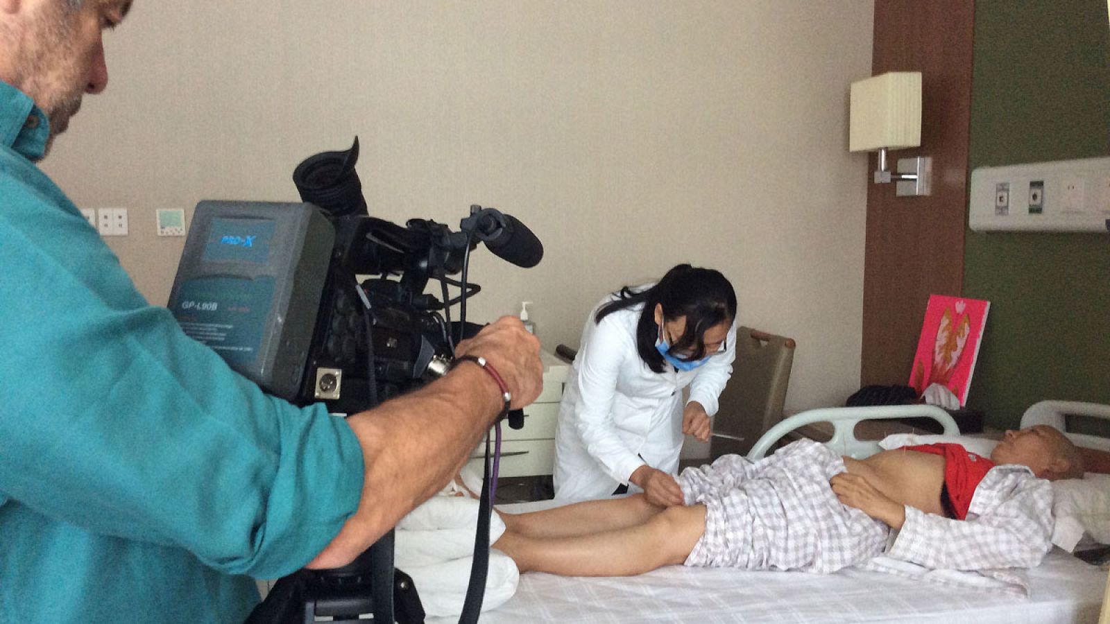 El equipo de RTVE ha viajado hasta este país en el que viven más de 1.300 millones de personas y que ha registrado un incremento notable del cáncer de mama. En este trabajo se han visitado junto a la oncóloga Laura García Estévez