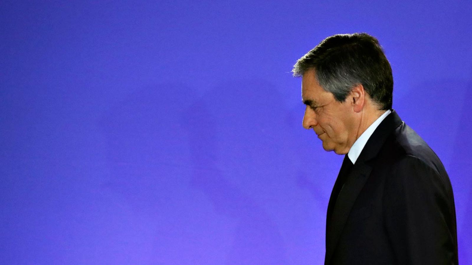 François Fillon abandona el estrado este domingo, tras reconocer su derrota en la primera vuelta de las elecciones presidenciales