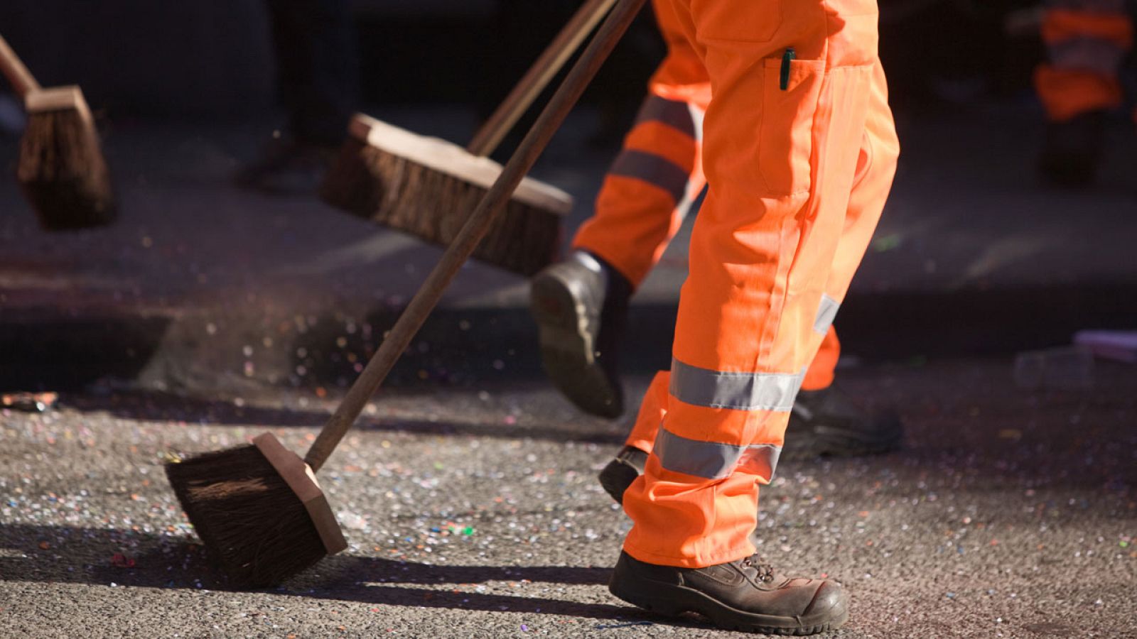 Una pareja de barrenderos limpian las calles
