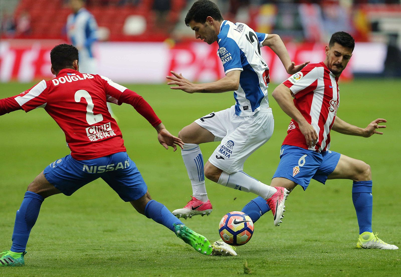 Douglas pelea un balón con el defensa del Espanyol Aaron Martín.