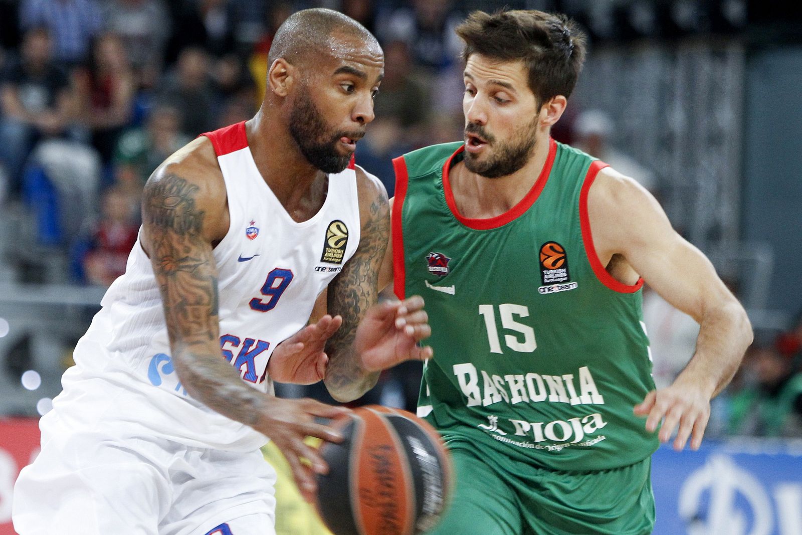 Aaron Jackson y Nicolás Laprovittola en una jugada del encuentro.