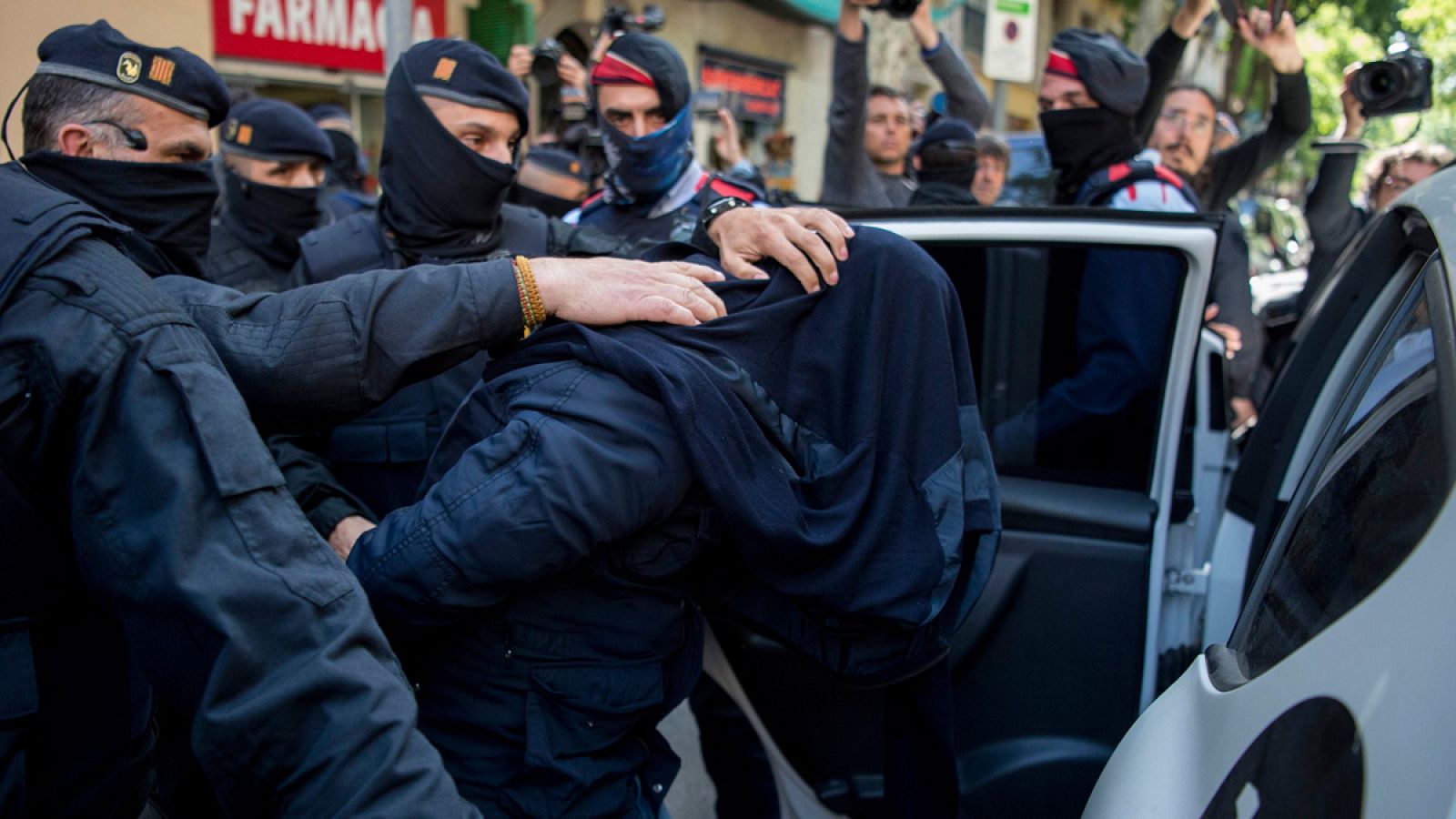 Mossos d'Esquadra detienen a uno de los acusados de colaborar con el yihadismo, el martes 25 de abril en Barcelona.