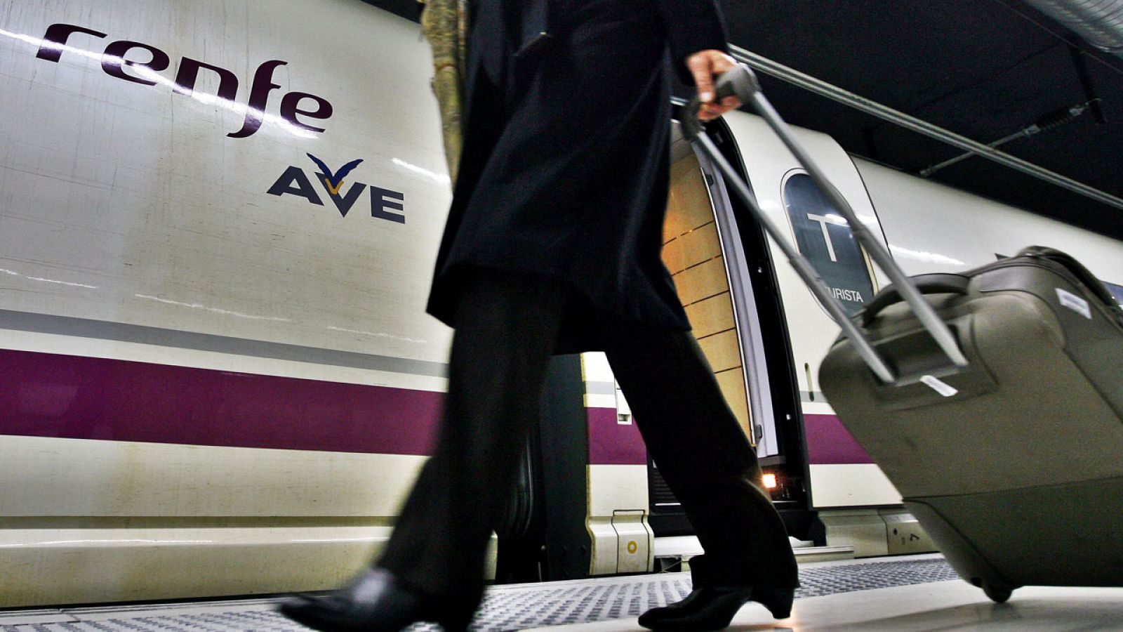 Una pasajera sube al AVE en Barcelona en una foto de archivo